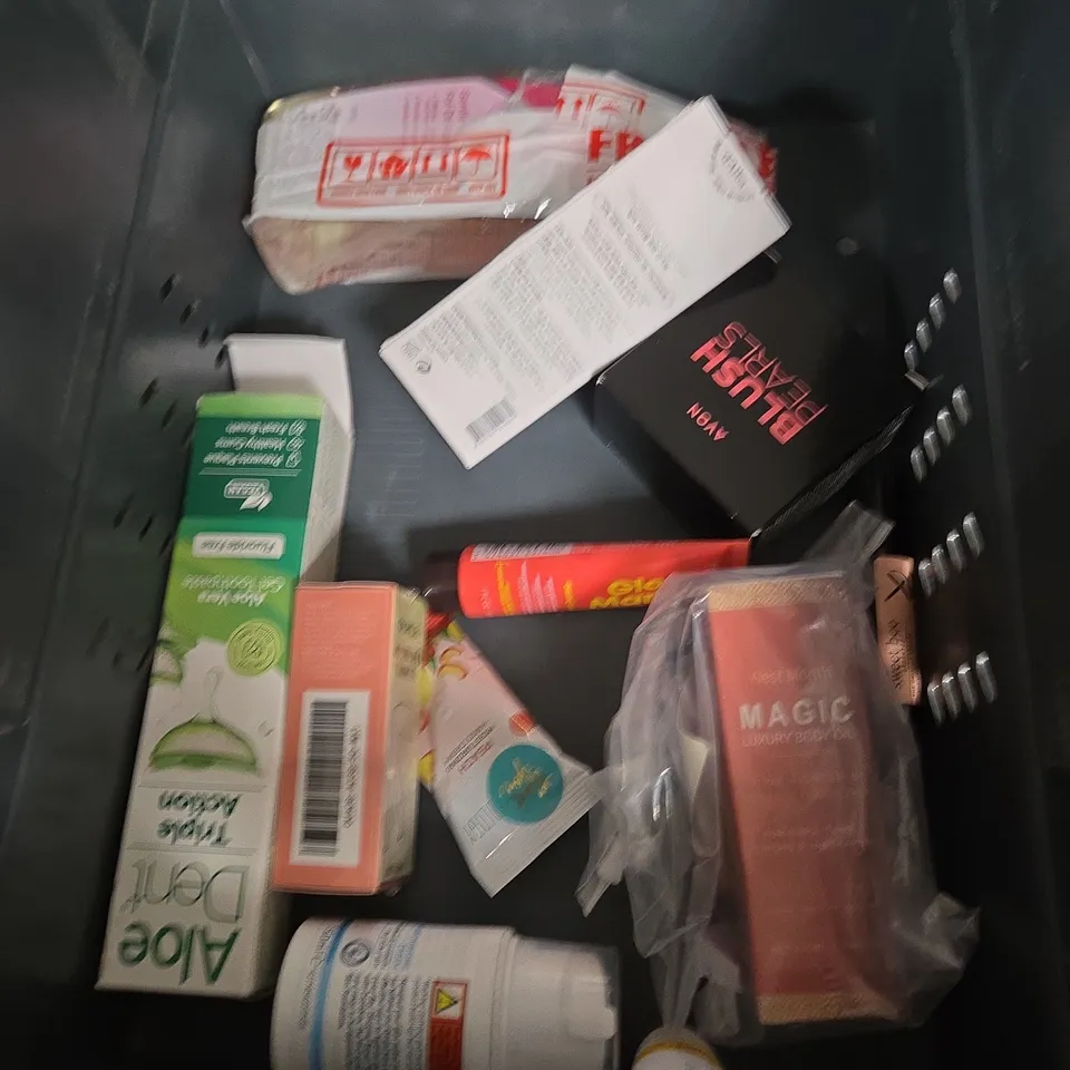 APPROXIMATEY 20 ASSORTED HEALTH AND BEAUTY PRODUCTS TO INCLUDE - CERAVE MOISTURISING LOTION - SWEET BEE MAGNESIUM BUTTER - DERMATICA SQUALENE CLEANSER - FISH TEXTURISING CREAM - ETC