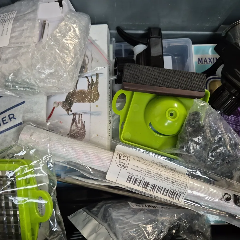 APPROXIMATELY 10 ASSORTED HOUSEHOLD ITEMS TO INCLUDE CHRISTMAS CARDS, TIGERNUT CITRUS GLUG, ETC