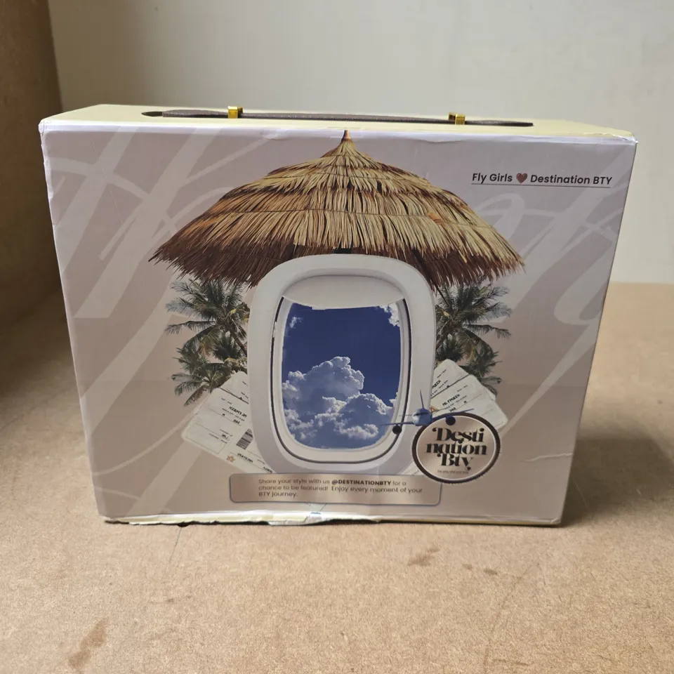 FLY GIRLS BLONDE WIG IN TRAVEL-THEMED GIFT BOX