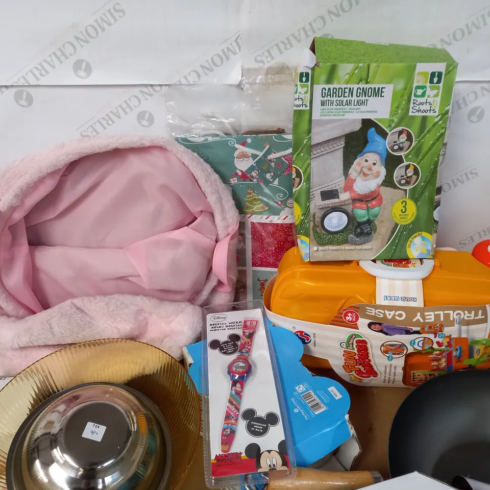 LOT OF APPROX. 15 ITEMS INCLUDING TOYS, GLASSES, PLATE SETS