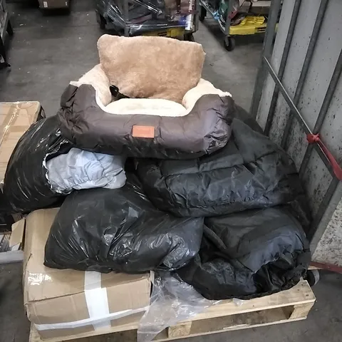 PALLET OF ASSORTED FURDREAM DOG BEDS - 1 PALLET