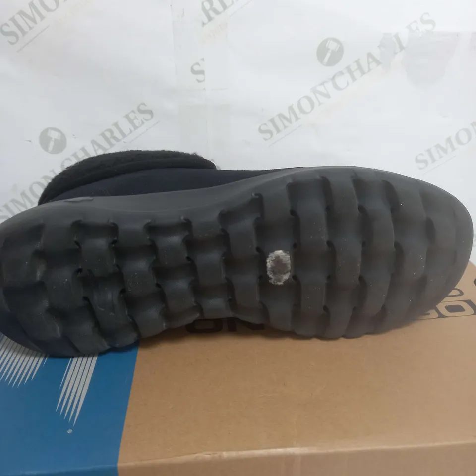 BOXED SKECHERS BLACK JOY ZIP BOOTS - SIZE 6