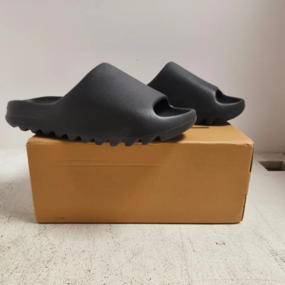 BOXED PAIR OF ADIDAS YZY SLIDES IN BLACK SIZE UK 11.5