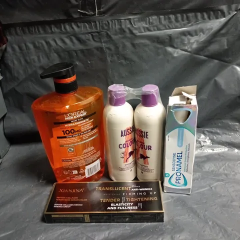 APPROXIMATEY 15 ASSORTED HEALTH AND BEAUTY PRODUCTS TO INCLUDE - L'OREAL MEN EXPERT SHOWER GEL - AUSSIE COLOUR SHAMPOO AND SENSODYNE PRO-NAMEL TOOTHPASTE