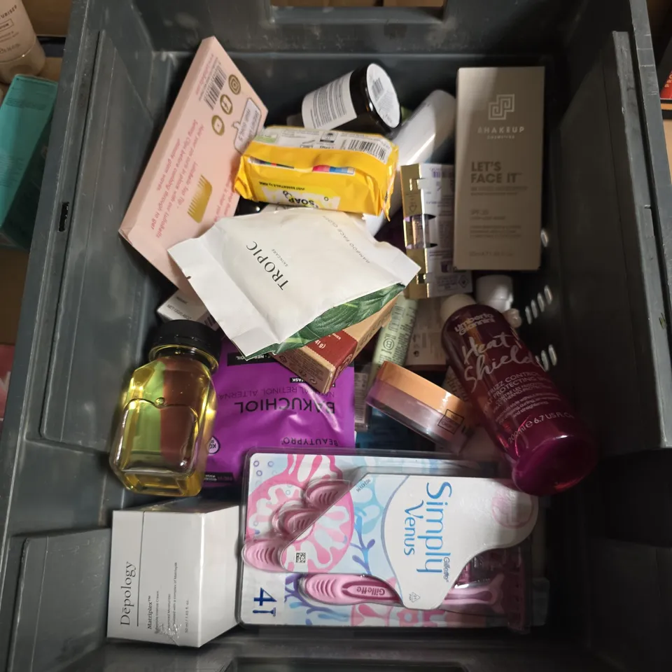 APPROXIMATELY 15 ASSORTED HEALTH & BEAUTY PRODUCTS TO INCLUDE COLGATE TOTAL, PROFUSION LIP TRIO, SC EYE MATRIX MASK ETC - COLLECTION ONLY