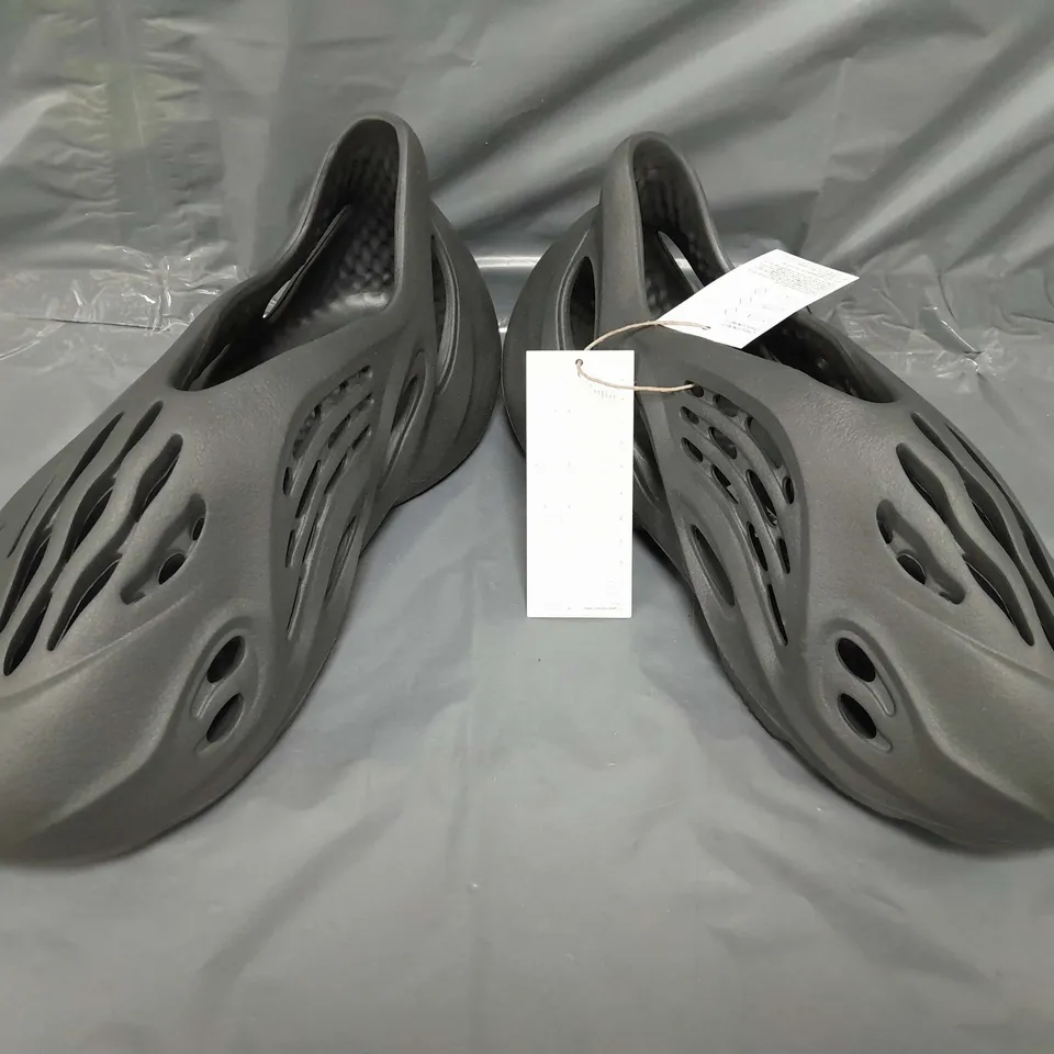 BOXED PAIR OF ADIDAS YZY FOAM SHOES IN GREY UK SIZE 10