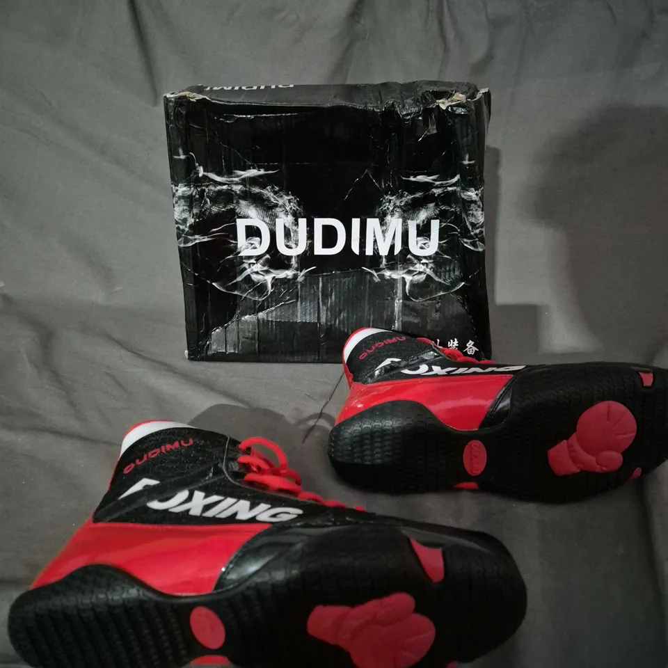 BOXED PAIR OF DUDIMU BOXING SHOES - UK 4