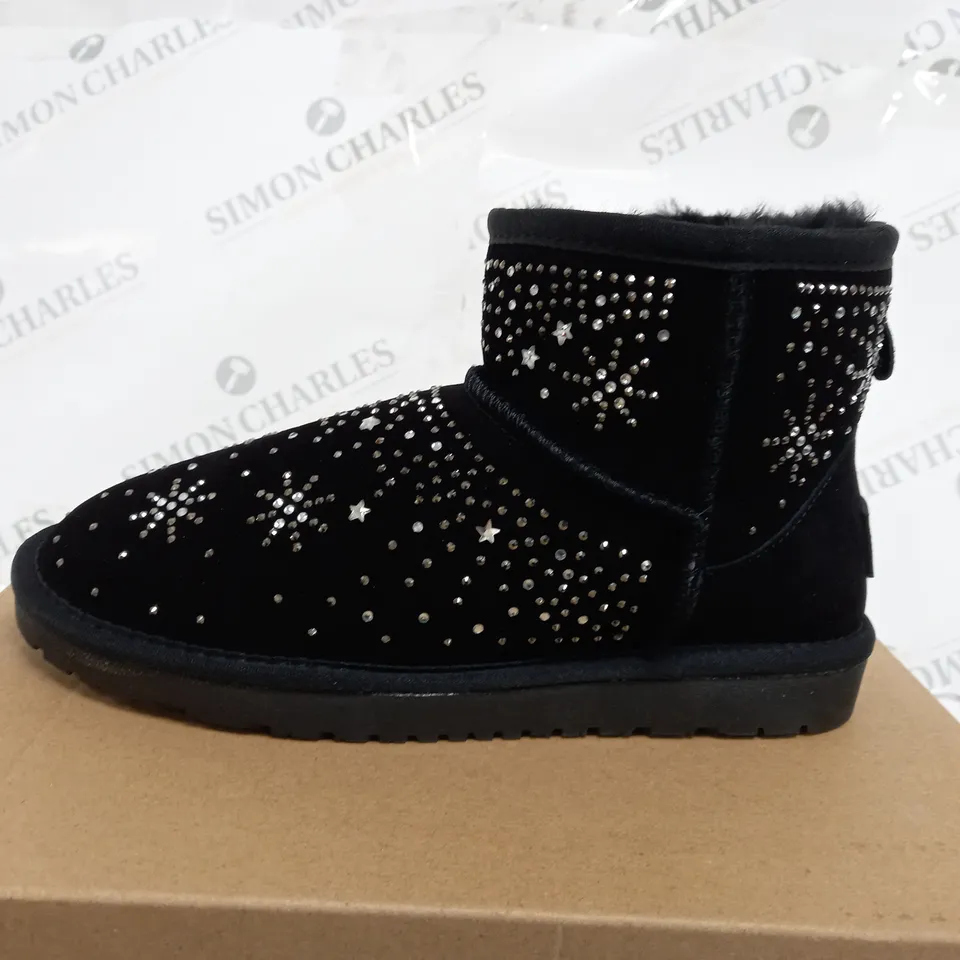 BOXED PAIR OF RIEKER SKEEPSKIN DETAILED ZIP BOOTS SIZE 4