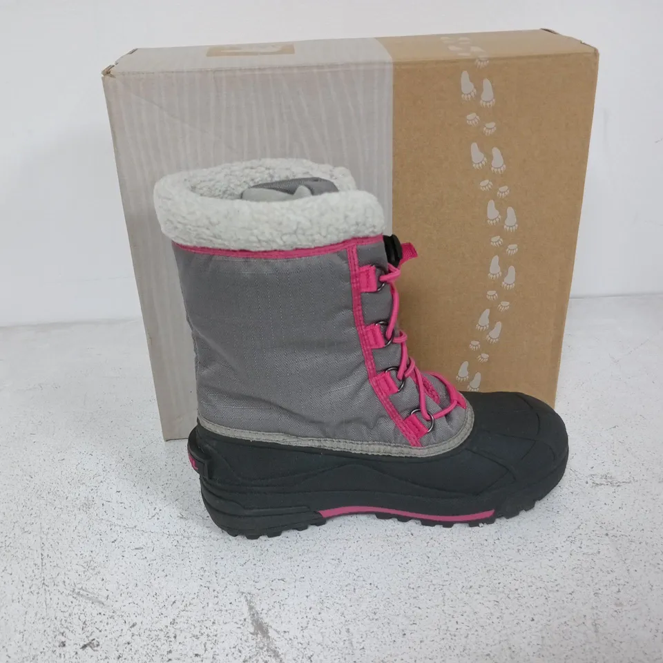 BOXED PAIR OF SOREL YOUTH CUMBERLAND 2 BOOTS IN LIGHT GREY/PINK - UK 5.5