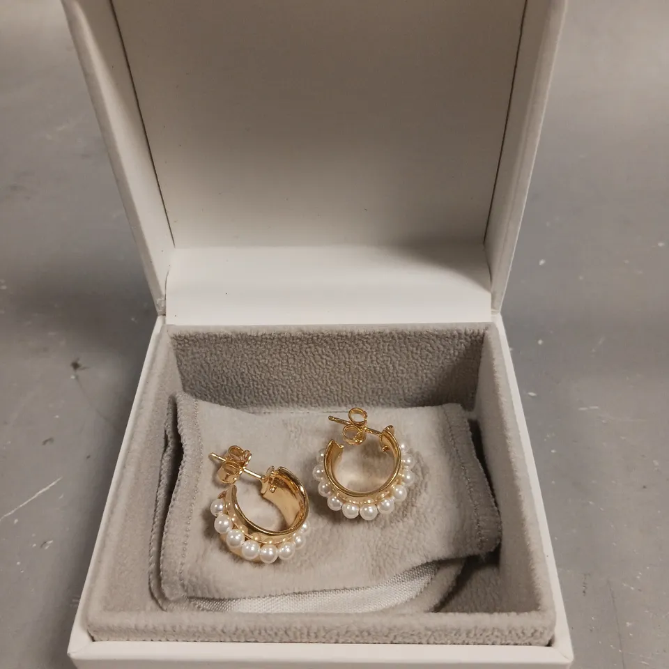 SORU PEARL HOOP EARRINGS 