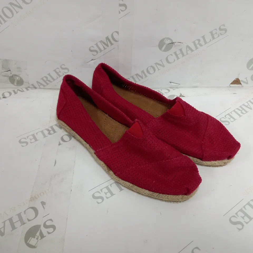 APPROXIMATELY 10 PAIR OF FLAT SLIPPERS LOAFERS IN RED TO INCLUDE SIZE 4