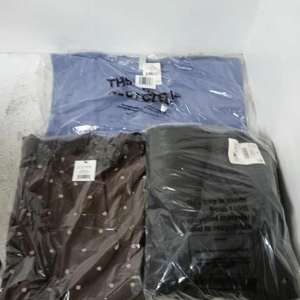APPROXIMATELY 15 ASSORTED CLOTHING ITEMS IN VARIOUS SIZES, COLOURS & STYLES TO INCLUDE SUPER BAGGY CUFFED TRACK PANTS, EMILY RUFFLE MINI DRESS, OFF THE SHOULDER CROPPED KNIT, ETC