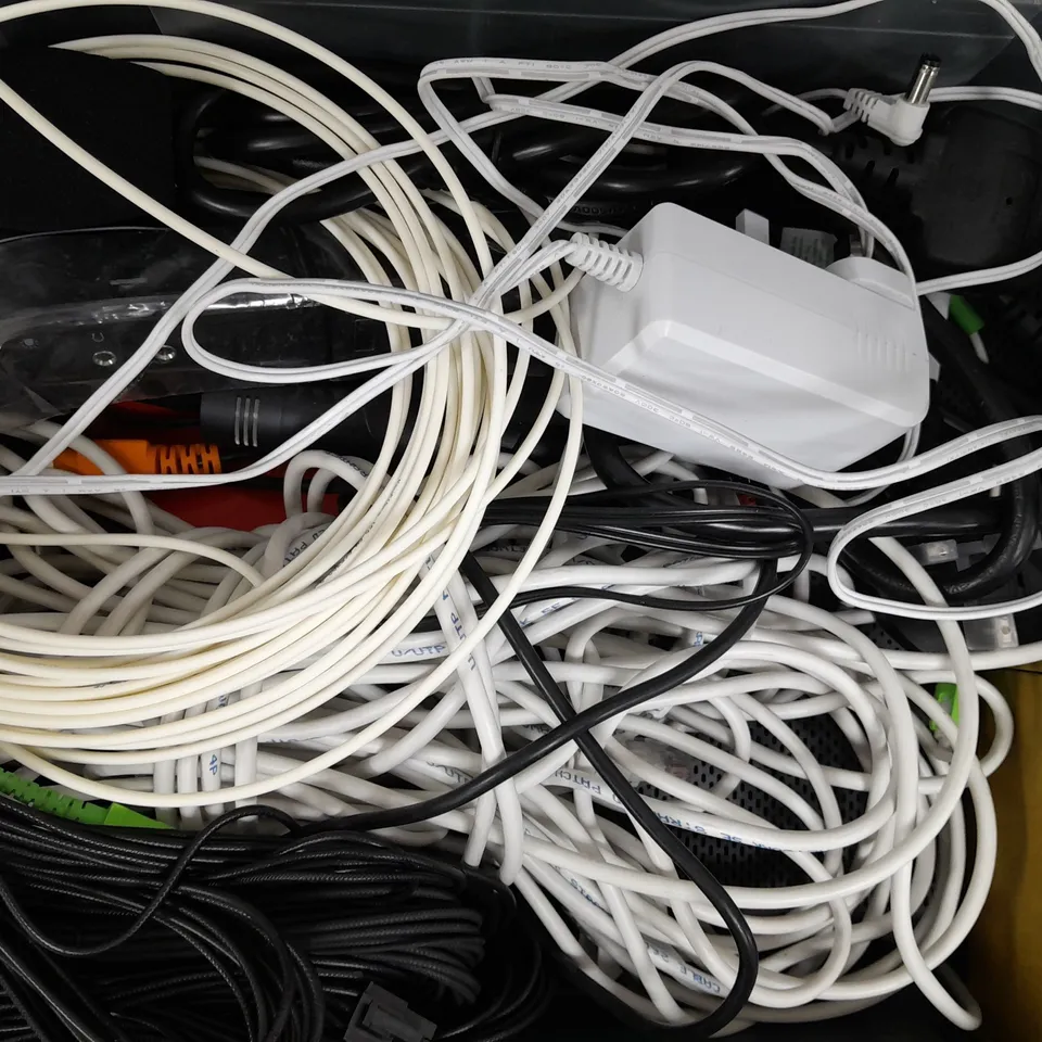 TOTE OF APPROXIMATELY 10 ASSORTED ELECTRICAL ITEMS