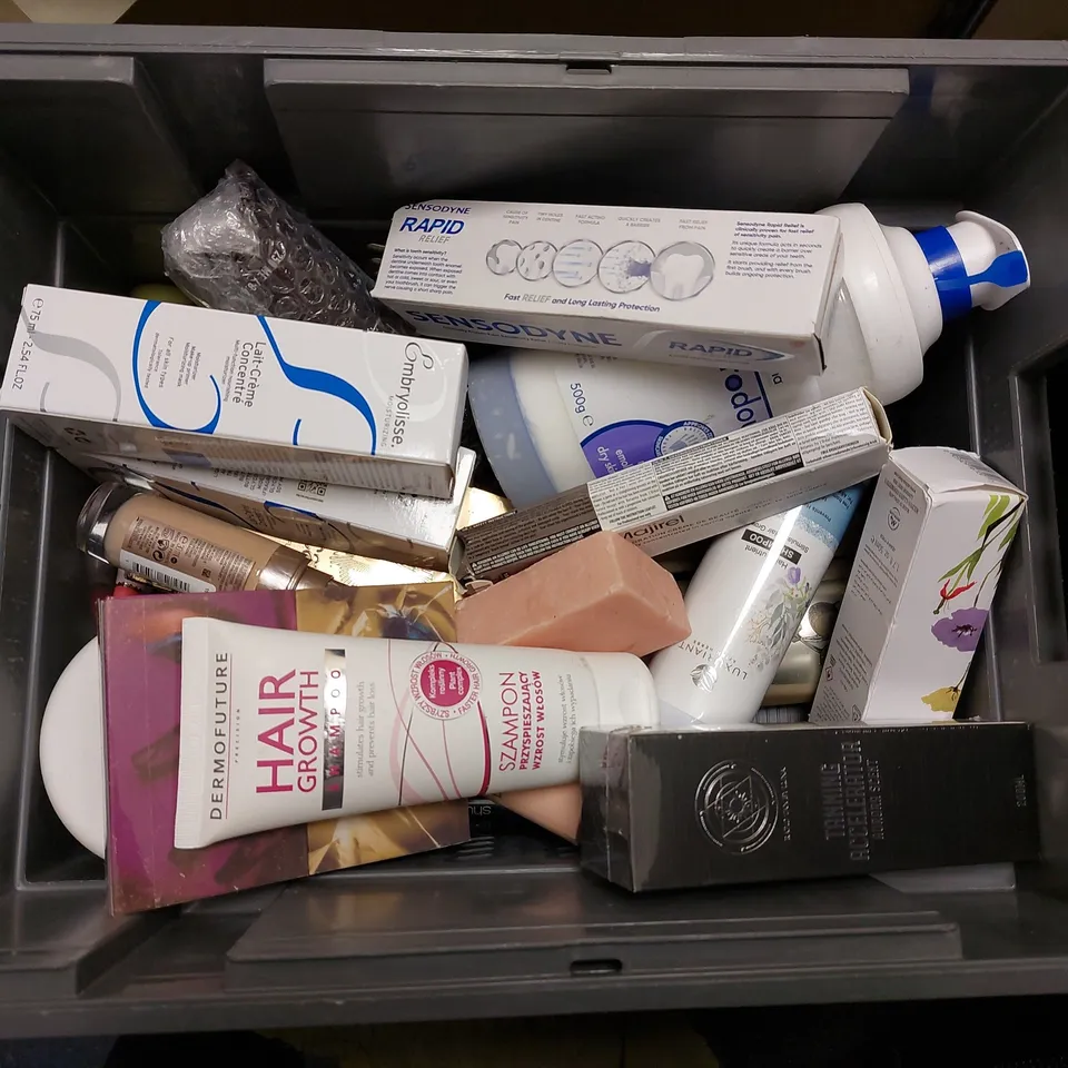 BOX OF APPROX 20 COSMETIC ITEMS TO INCLUDE PRAI BEAUTY AGELESS NIGHT HAND CREME, GUERLAIN ABEILLE ROYALE SERUM, PIXI GLOW TONIC