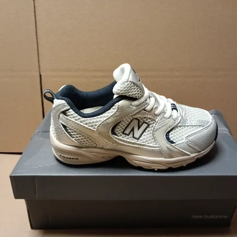 BOXED PAIR OF NEW BALANCE KIDS RUNNING TRAINERS IN WHITE/SILVER - UK 10.5