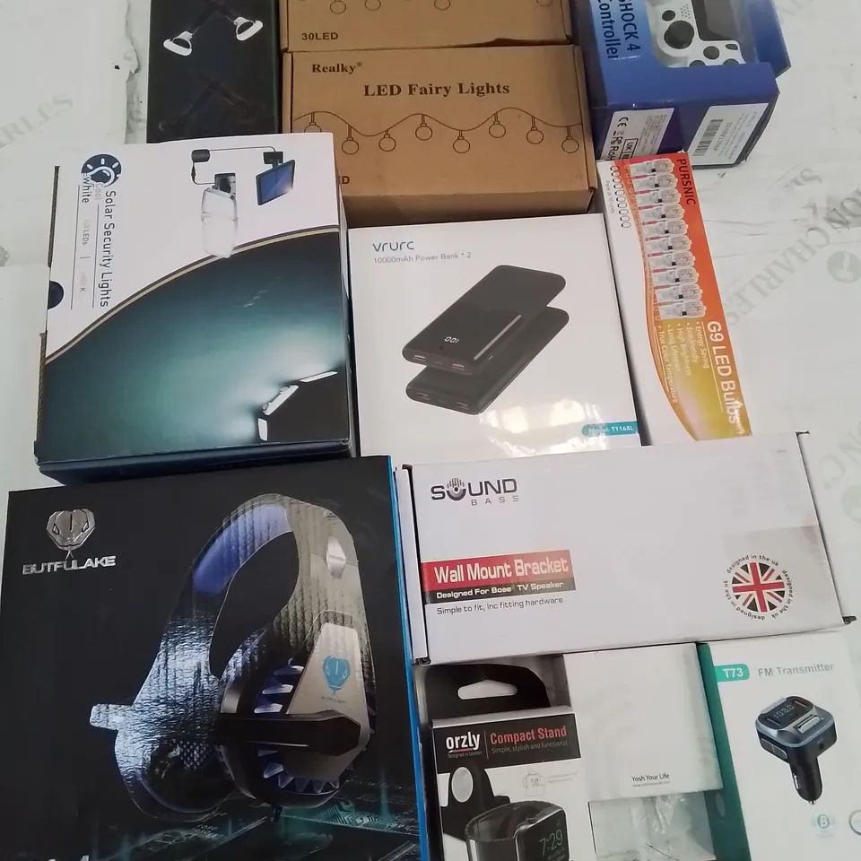 BOX CONTAINING LARGE AMOUNT OF BOXED ELECTRICAL ITEMS TO INCLUDE: HEADPHONES, POWER BANKS, SECURITY LIGHTS ETC.