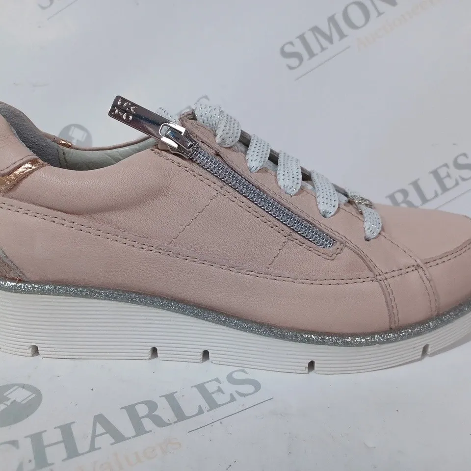 BOXED PAIR OF MODA IN PELLE GENE TRAINERS IN SALMON PINK SIZE 5