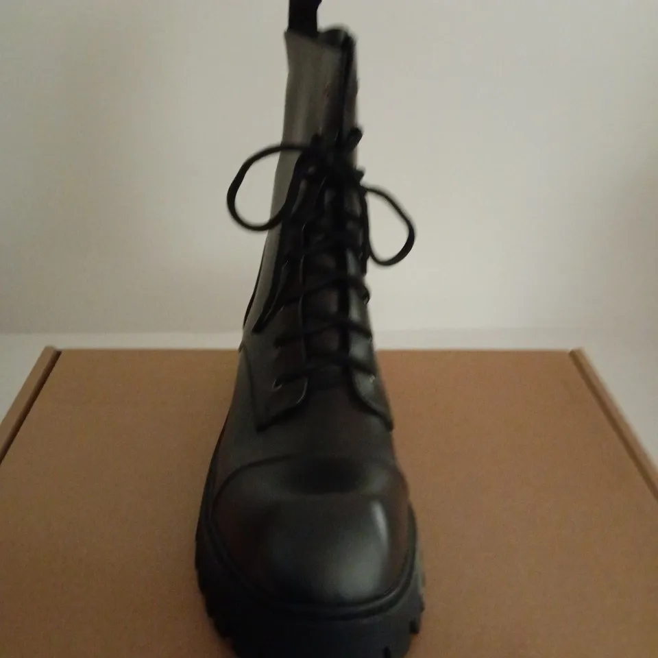 BOXED PAIR OF KOI GIMLI BLACK SQUARE TOE LACE UP BOOTS - SIZE 9