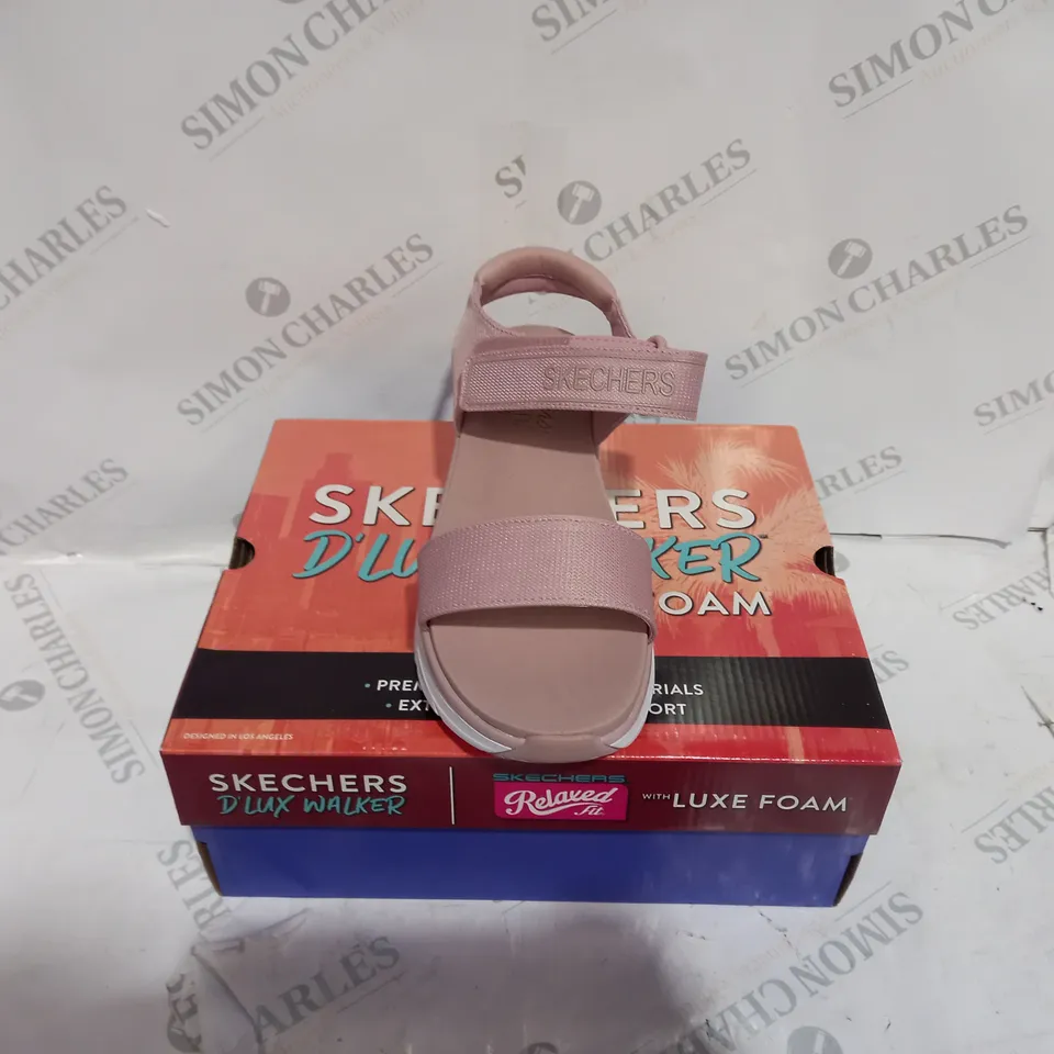BOXED PAIR OF SKECHERS D'LUX WALKER NEW BLOCK BLACK SANDALS - SIZE 7