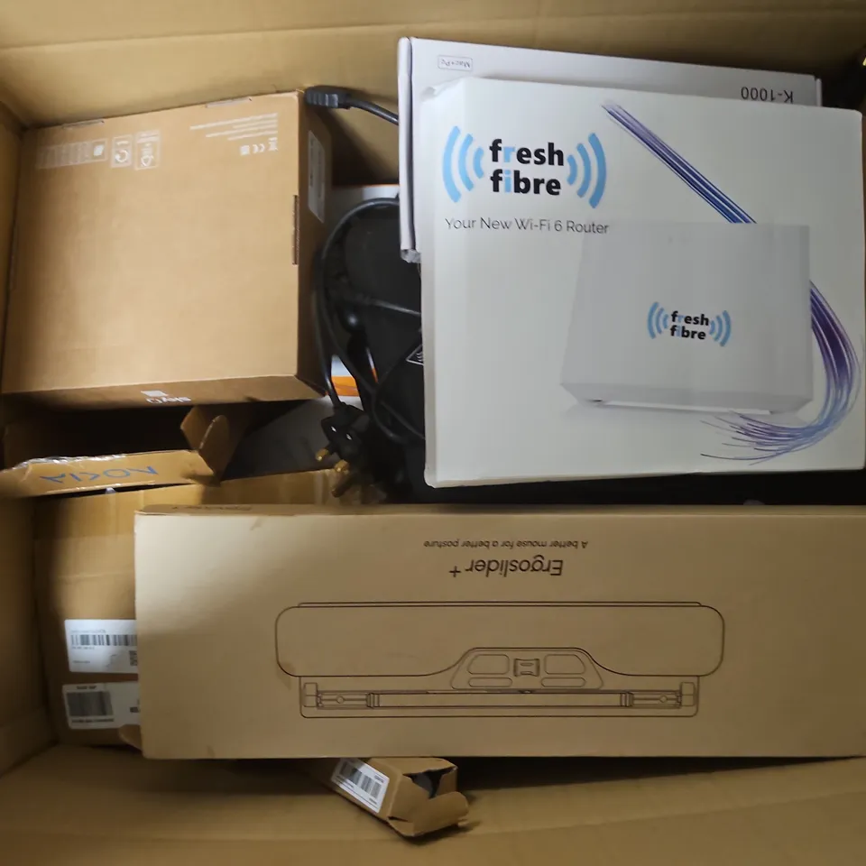 APPROXIMATELY 15 ASSORTED ELECTRICALS TO INCLUDE RUSSELL HOBBS TOASTIE MAKER, MINI KEYBOARD, FIBRE FRESH ROUTER, ETC - COLLECTION ONLY