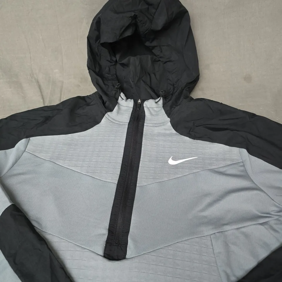 NIKE HOODED WINDBREAKER JACKET – GREY & BLACK - SIZE M