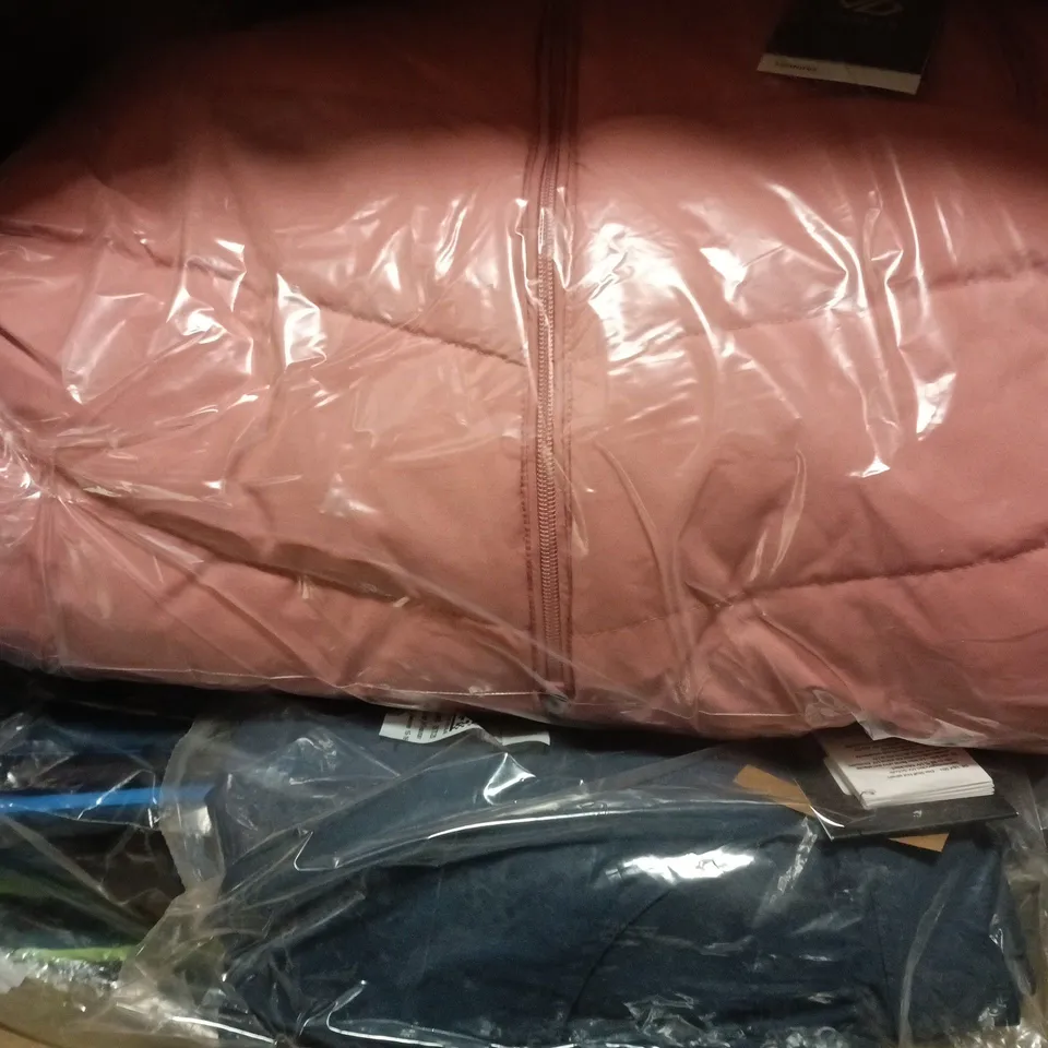 APPROXIMATELY 15 ASSORTED BRAND NEW DARE2B KIDS CLOTHING ITEMS IN VARIOUS SIZES, STYES & COLOURS TO INCLUDE SHREDDER JACKET, ZESTY II FLEECE, GIRL STRIKING III JACKET, ETC - COLLECTION ONLY