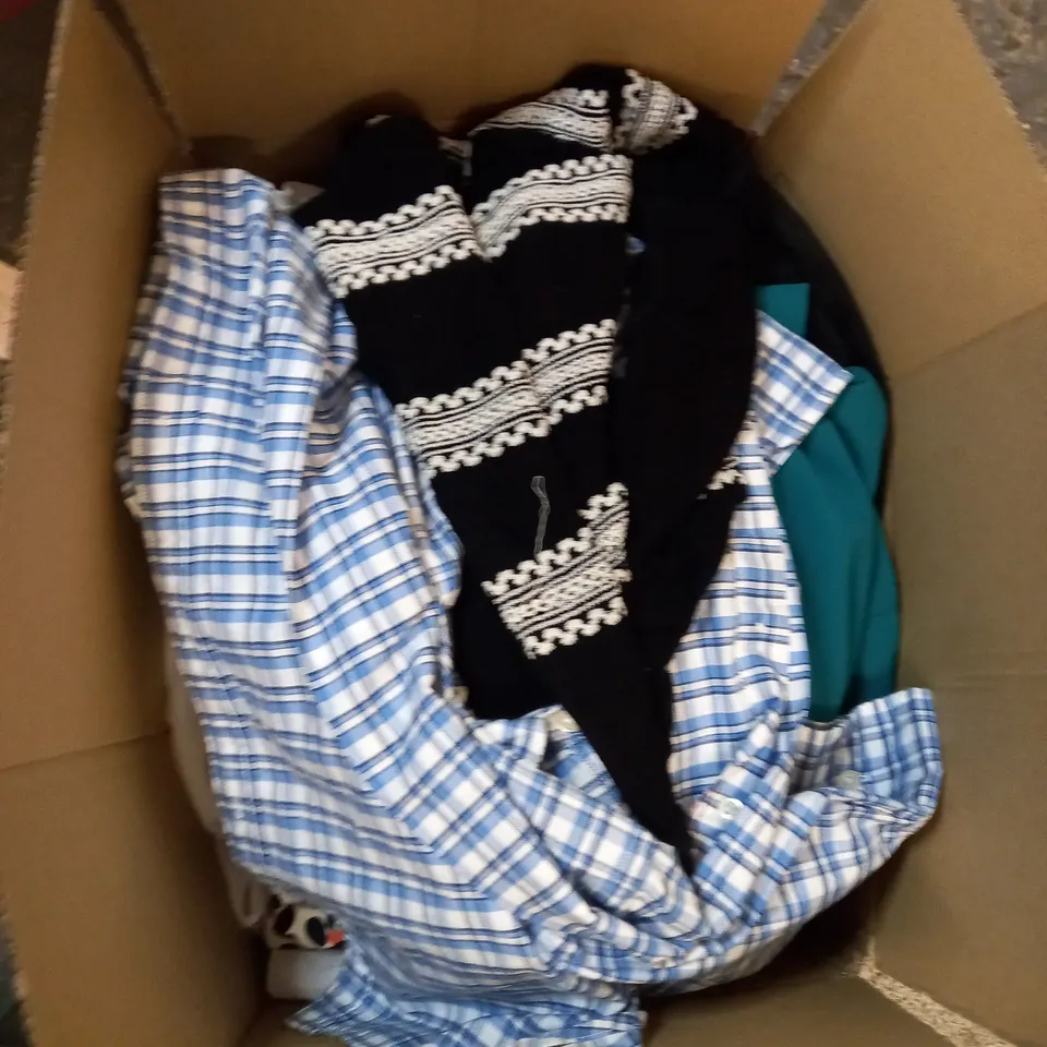 LOT OF ASSORTED CLOTHING ITEMS AND ACCESSORIES TO INCLUDE; T-SHIRTS, JUMPERS ETC