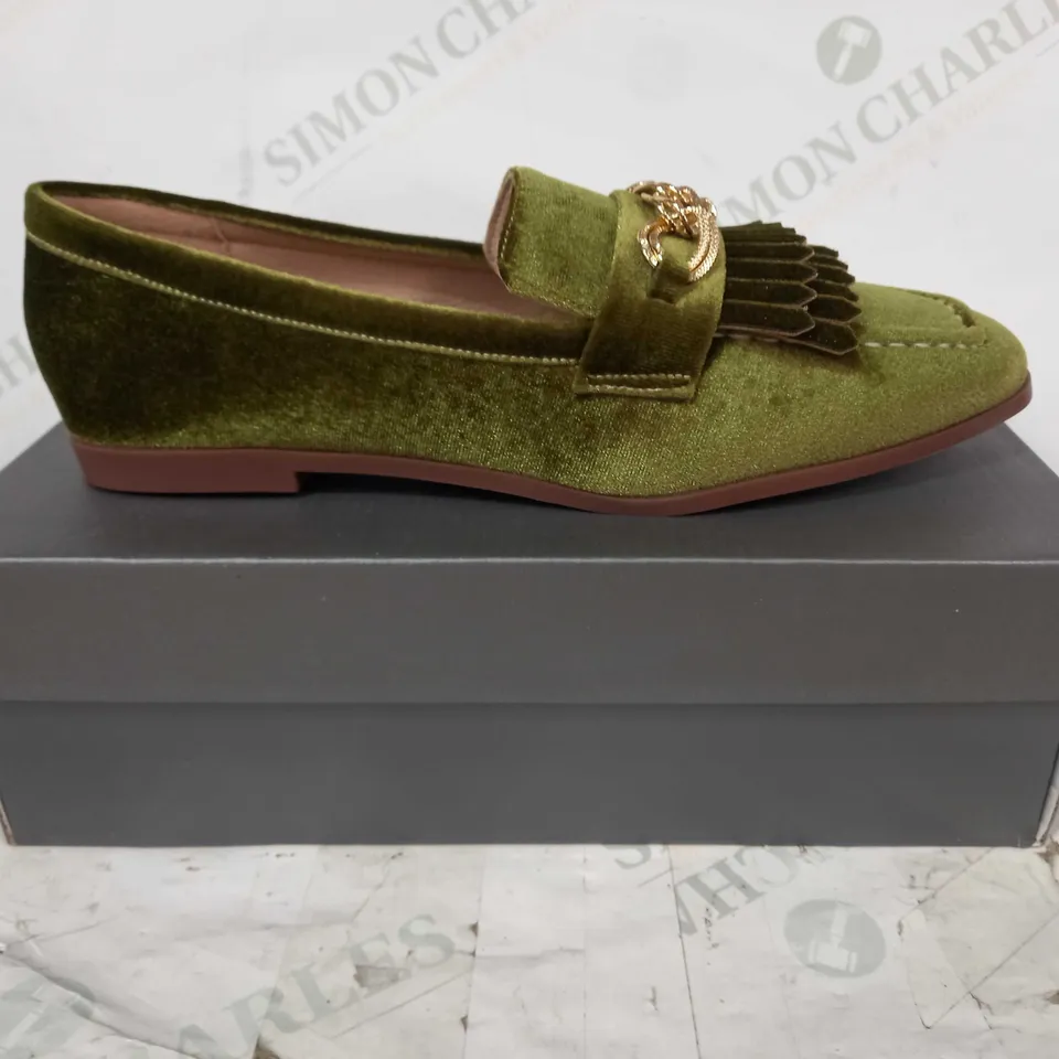 BOXED PAIR OF DESIGNER SLIP-ON SHOES IN GREEN W. GOLD EFFECT CHAIN EU SIZE 41