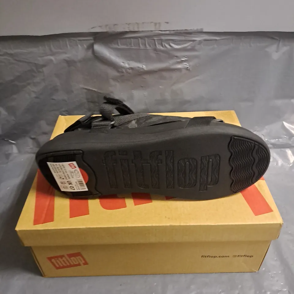 PAIR OF FITFLOP F-MODE GO ADJ WEBBING FLATFORM Z-STRAP SANDALS IN BLACK SIZE UK 7