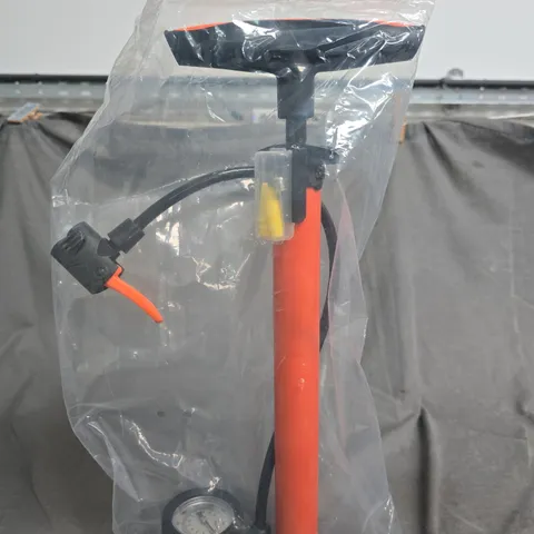 Manual tyre inflator with gauge and hose