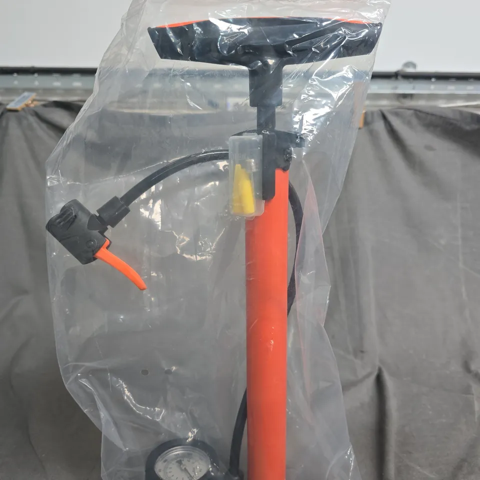 Manual tyre inflator with gauge and hose