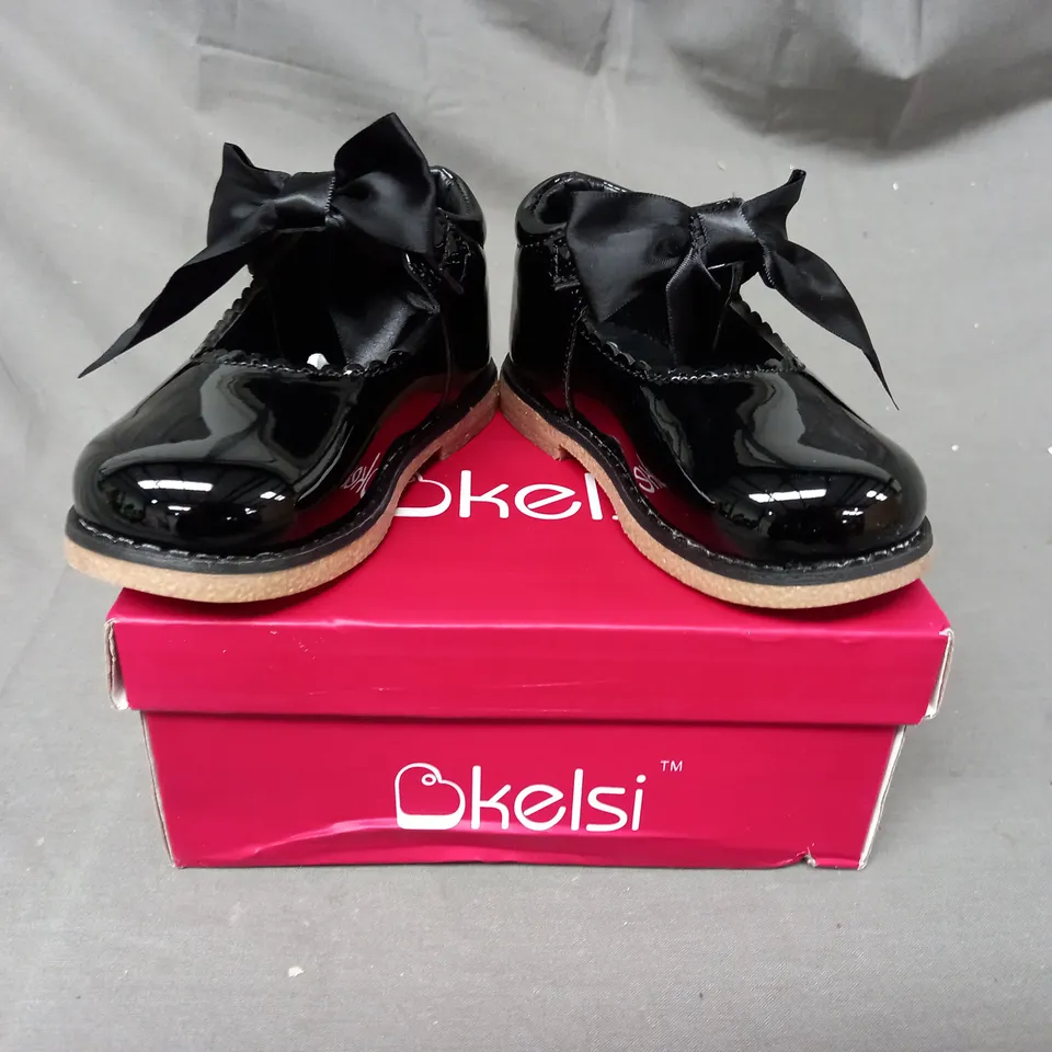 BOXED PAIR OF KELSI KIDS SHOES IN BLACK SIZE 6