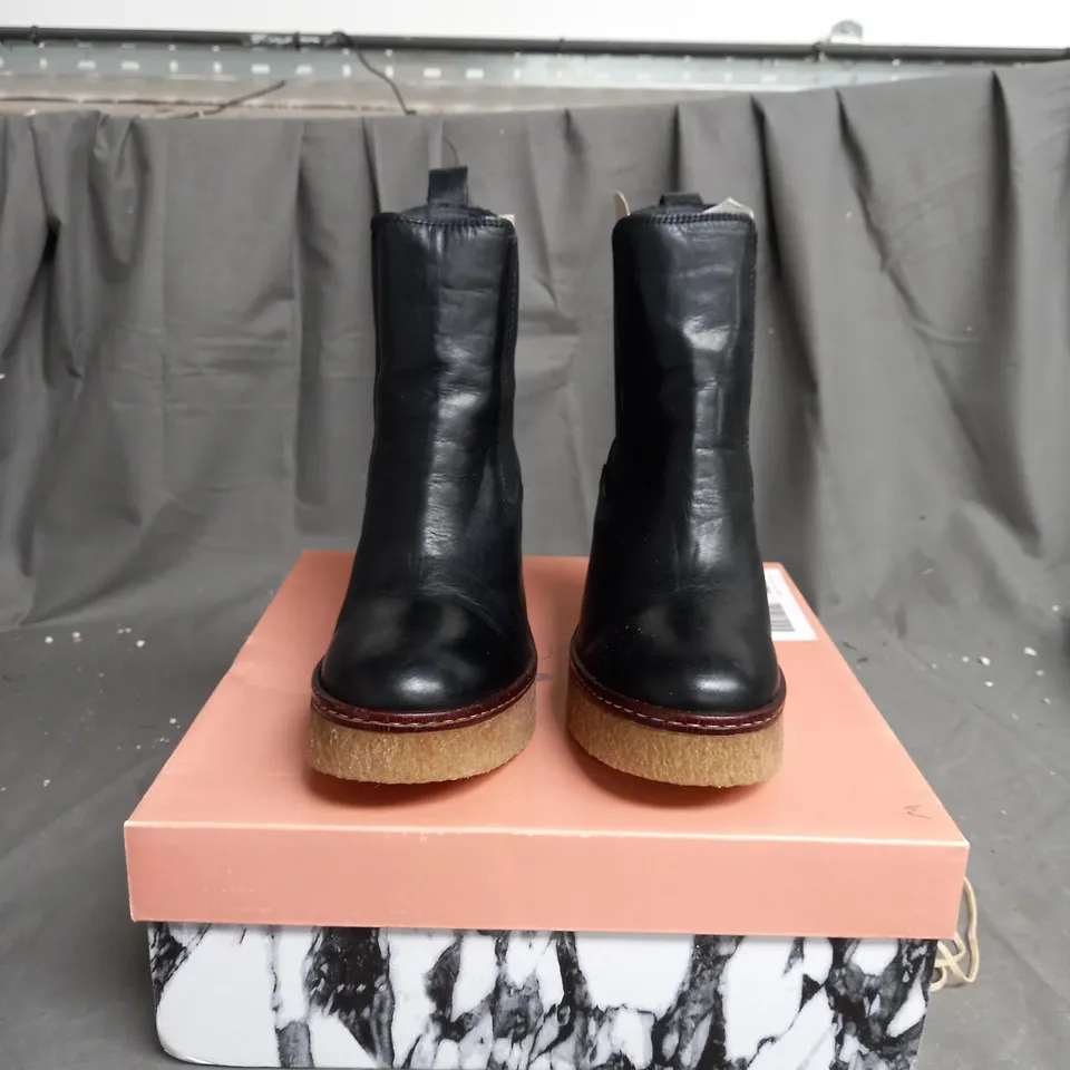BOXED PAIR OF MODA IN PELLE BREEANNA HEELED BOOT SIZE 3