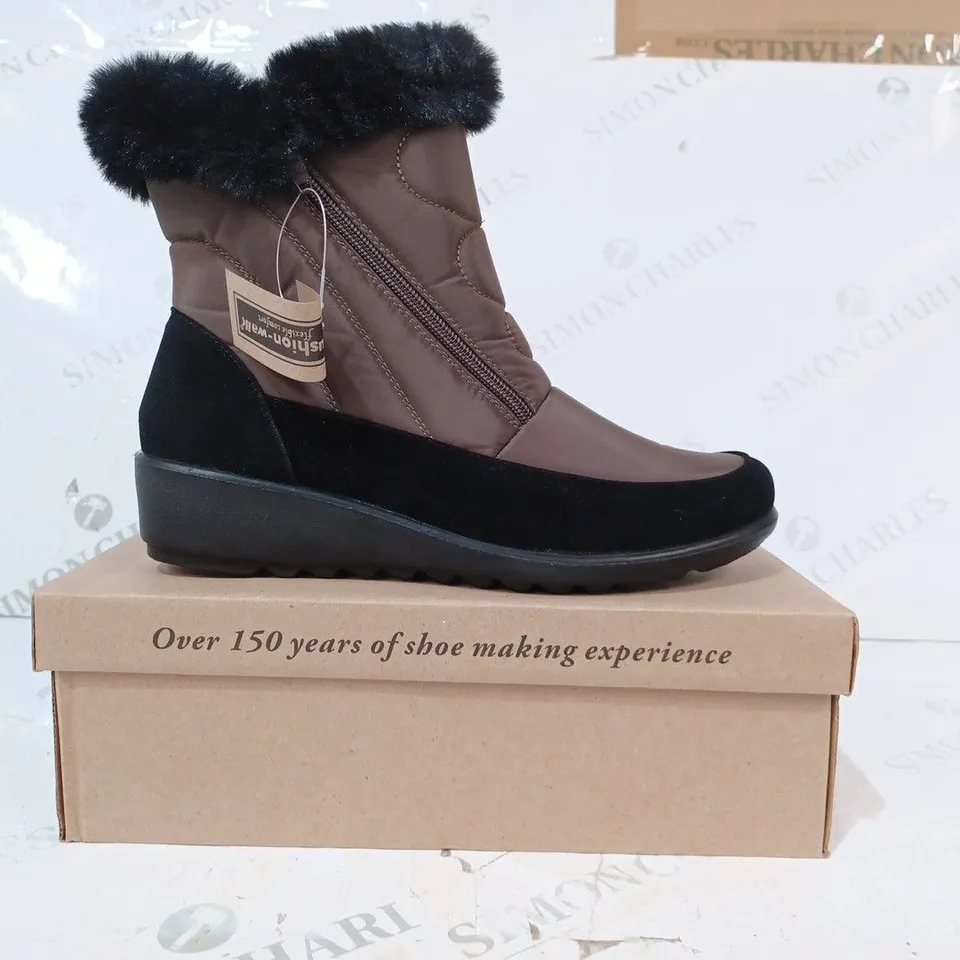 BOXED PAIR OF CUSHION-WALK FAUX FUR LINED ANKLE BOOTS IN BROWN SIZE 7
