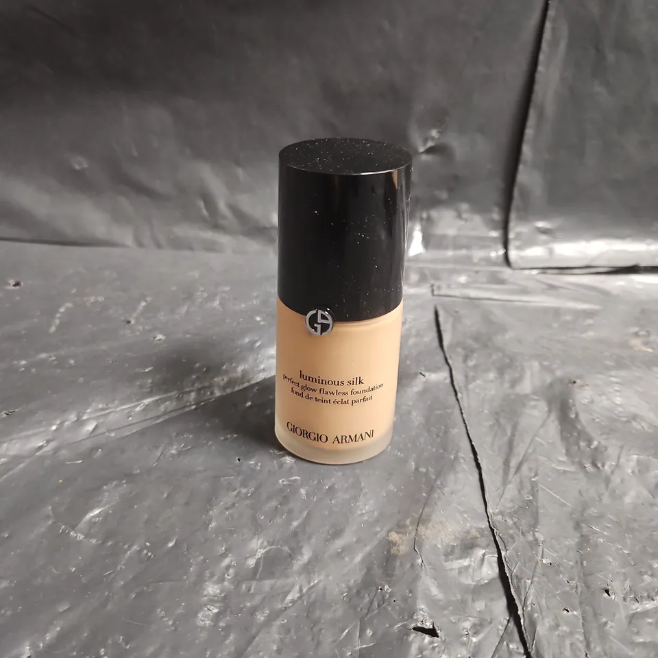 GIORGIO ARMANI LUMINOUS SILK FOUNDATION – SHADE 5.5 (30 ML)