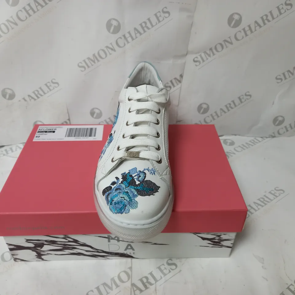 BOXED MODA IN PELLE FLORAL PRINT SLAB SOLE TRAINES IN WHITE/BLACK - SIZE 40