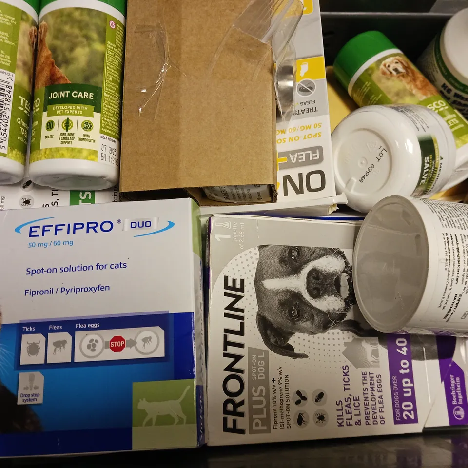BOX OF APPROXIMATELY 20 ASSORTED PET SUPPLIES TO INCLUDE - PEDIGREE DENTASTIX , KG PET SPRAY CHEMICAL FREE , TESCO GLUCOSAMINE TABLETS ETC
