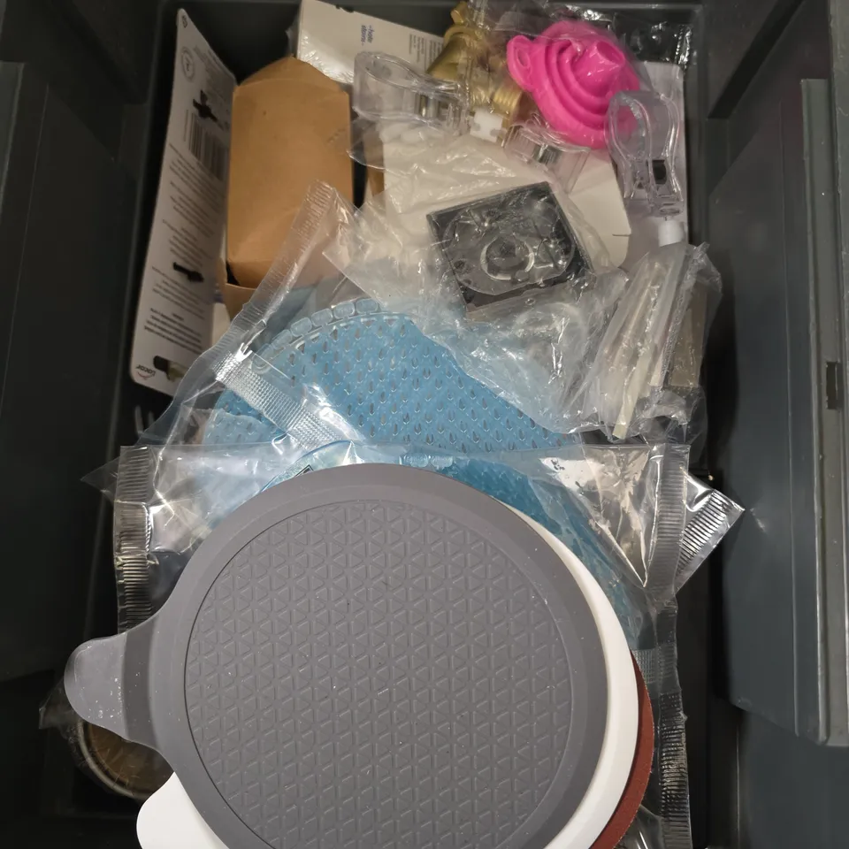 APPROXIMATELY 12 ASSORTED HOUSEHOLD ITEMS TO INCLUDE - WELLNEE HERBAL KNEE PATCH - DIGITAL FOOD THERMOMETER - SHOEBOY'S SHOE CREAM - COLLECTION ONLY - ETC