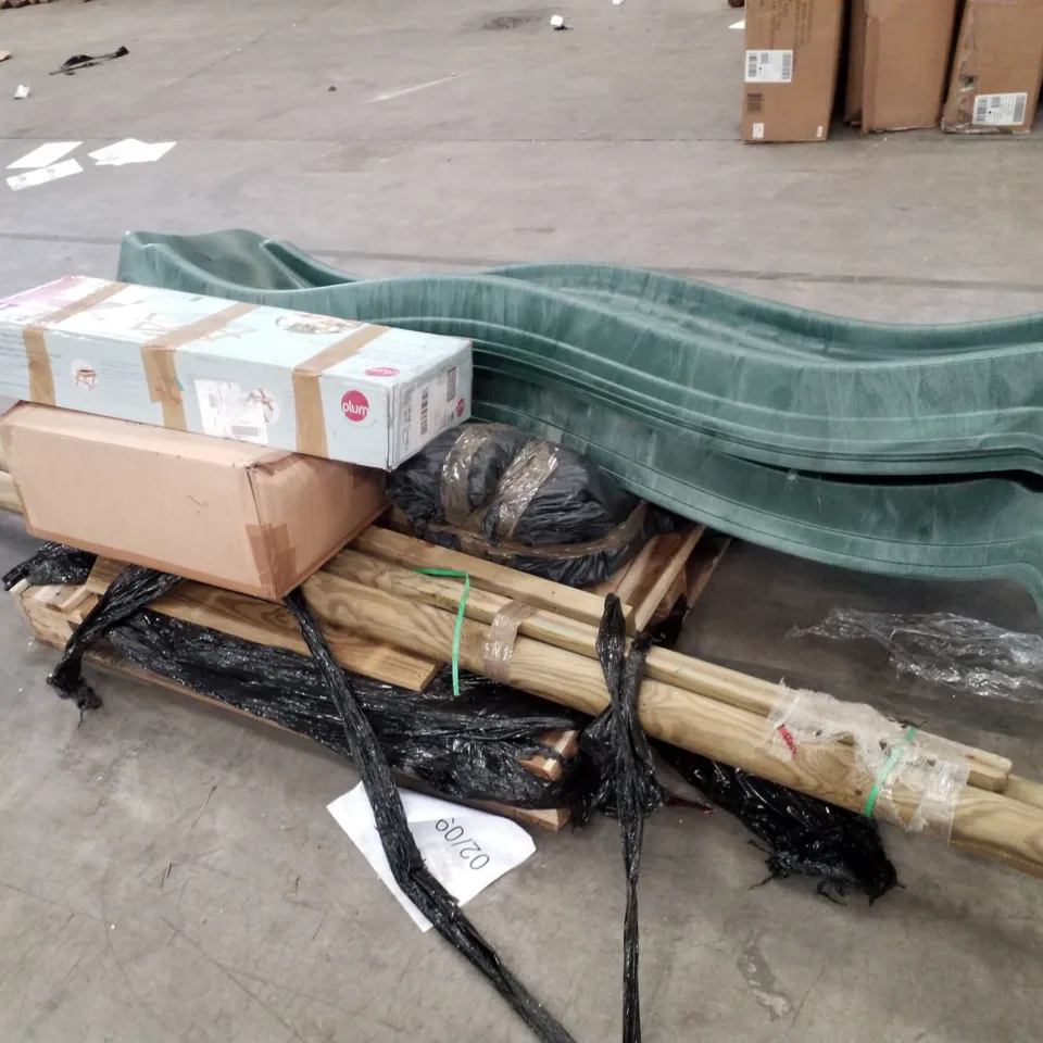 PALLET CONTAINING 3 GREEN SLIDES & ASSORTED PLUM PARTS