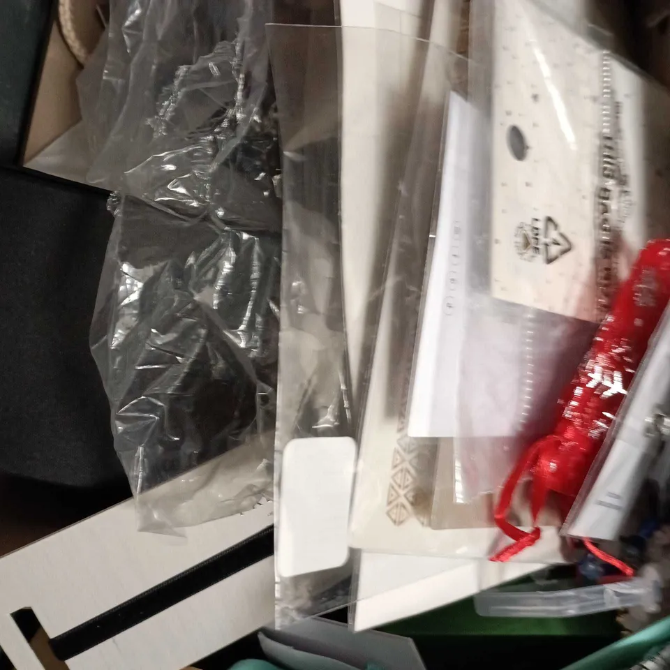 APPROXIMATELY 25 ASSORTED JEWELLERY PRODUCTS TO INCLUDE EARRINGS, NECKLACES, BRACELETS ETC 