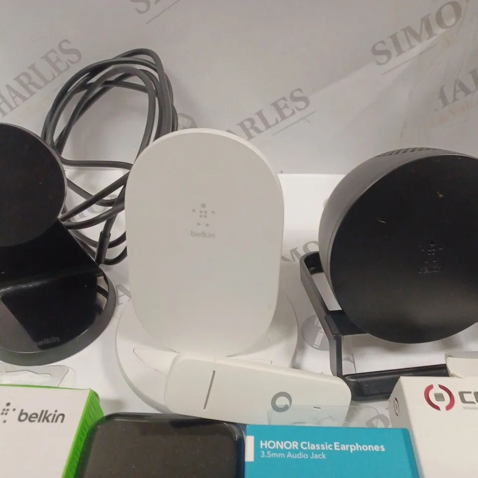 LOT OF 11 ASSORTED TECH ITEMS TO INCLUDE PORTABLE CHARGER, BELKIN CHARGE ADAPTER AND WIRELESS CHARGING STANDS
