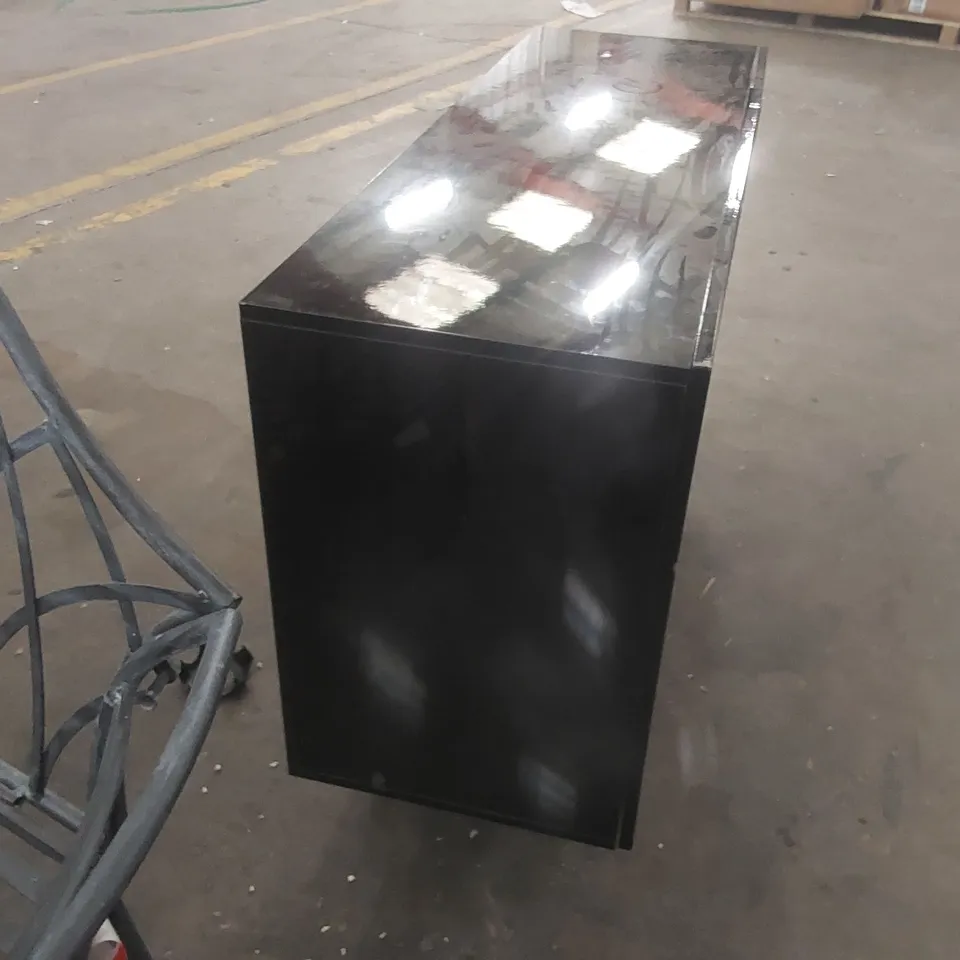 WOODEN GLOSS BLACK HOMCOM 3 DOOR CABINET