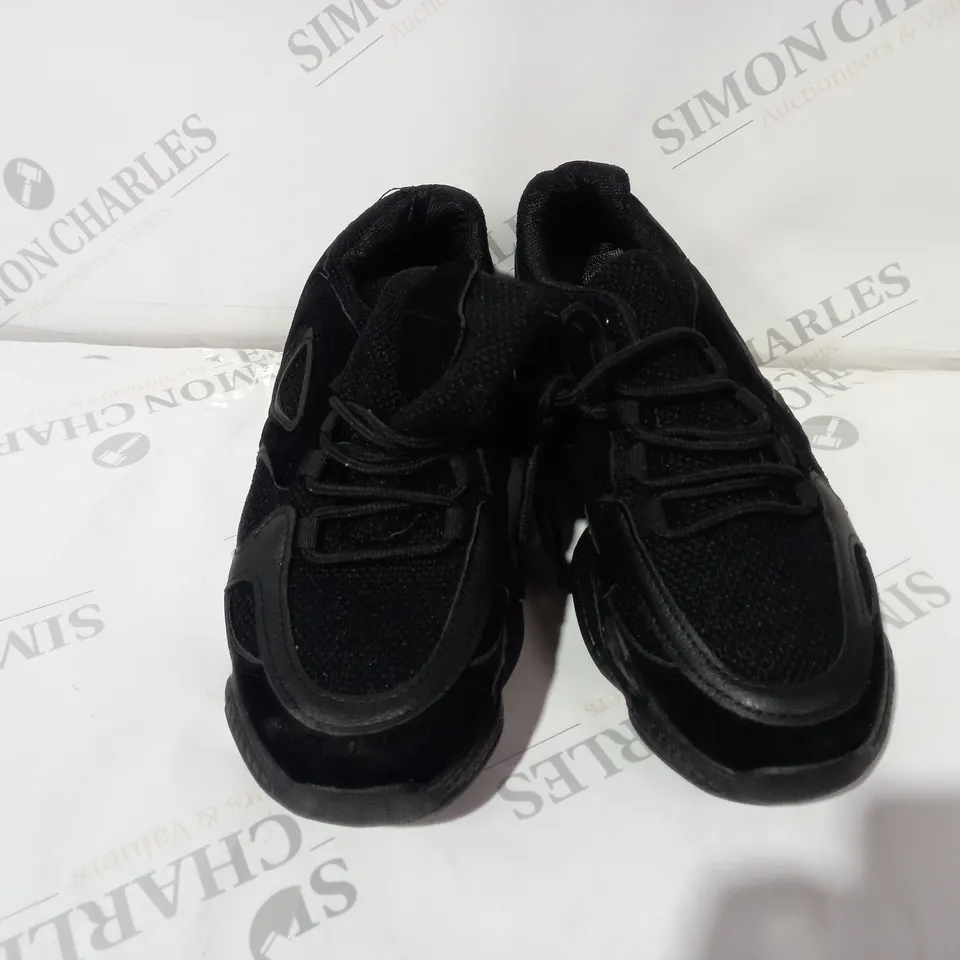 PLY WIDE FIT BLACK TRAINERS SIZE UNKNOWN