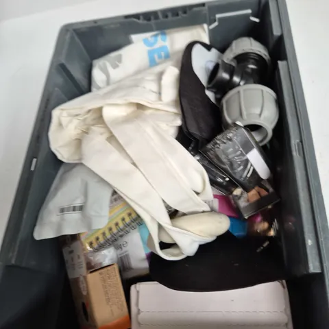 TOTE OF APPROXIMATELY 12 ASSORTED ITEMS TO INCLUDE: HEAVY DUTY PADLOCKS