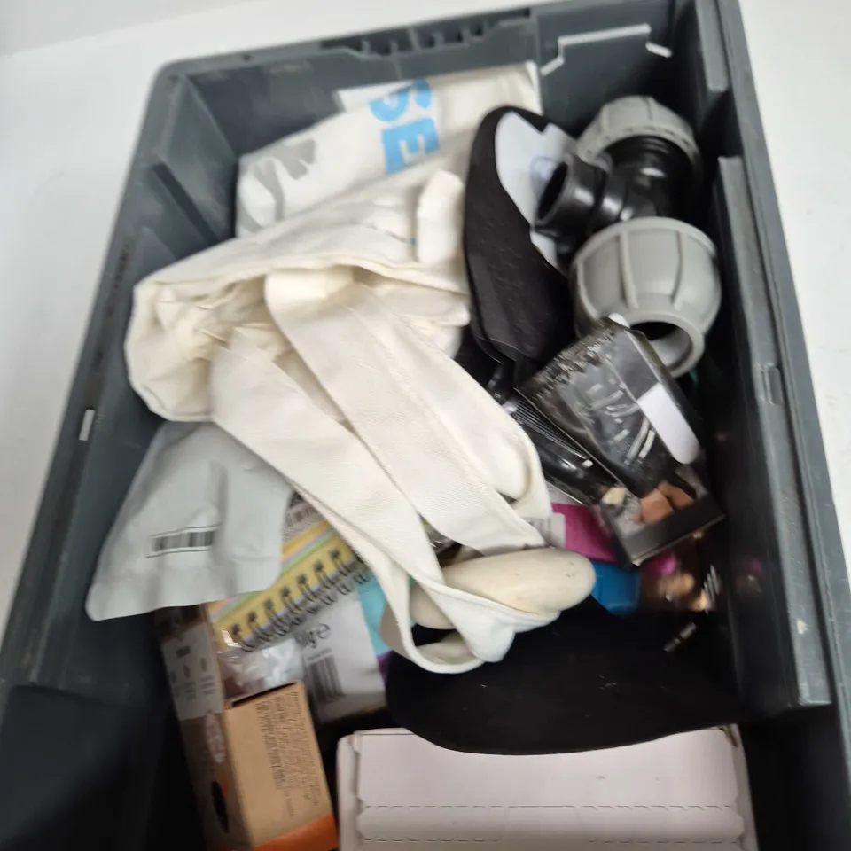 TOTE OF APPROXIMATELY 12 ASSORTED ITEMS TO INCLUDE: HEAVY DUTY PADLOCKS 
