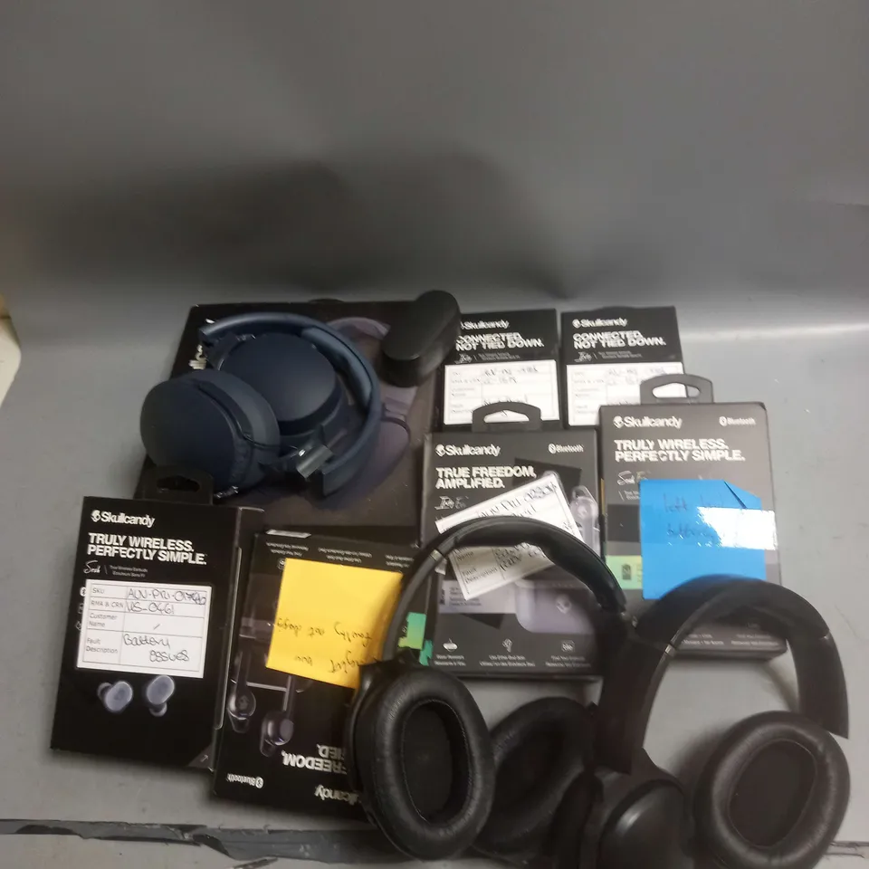 BOX OF APPROX 20 ASSORTED FAULTY SKULLCANDY HEADSETS IN VARIOUS STYLES AND COLOURS