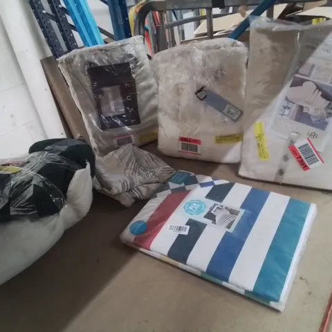BOX OF 12 ASSORTED ITEMS TO INCLUDE: SINGLE DUVET SET, BEVILL ORGANIC BATH TOWELS, FUSI CURTAINS, SCATTER CUSHION ETC