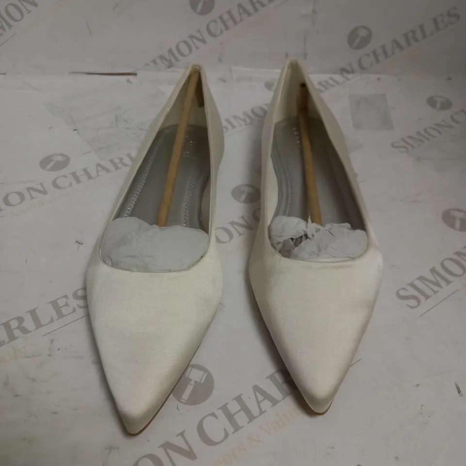 ASOS DESIGN LUCKY POINTED BALLET FLATS IN IVORY SATIN UK 7