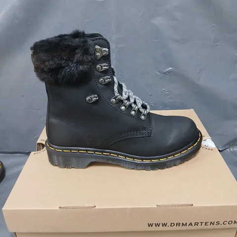 BOXED PAIR OF DR MARTENS STREETER+MILO FUR SERENA COLLAR BOOTS - 5