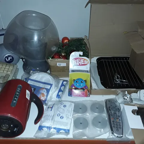 LOT OF ASSORTED HOUSEHOLD ITEMS TO INCLUDE VINTAGE KEYBOARDS, JELLIES TOY AND COMPUTER BOARDS